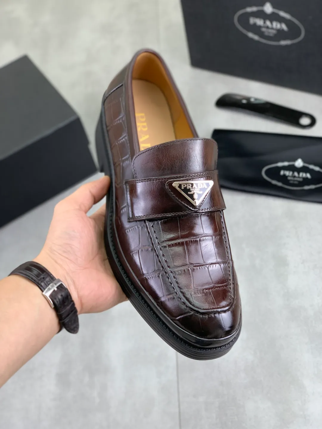 Men's shoes 💰P520 New PRADA Prada spring new casual leather shoes Original purchase, development and production Prada men's classic series, technical breathable fabrics with cowhide, casual sports shoes, casual shoes, sports dad shoes combine high-tech breathable materials and cowhide, P family exclusive button decoration on the side. The outsole is full of P italic design and bright colors to show vitality and continue the brand design inspiration. Stroll around the city lightly and feel free and comfortable. Delivered in exquisite packaging 🛍📦 ▪️Fabric: original customized calfskin with breathable material ▪️Inner lining: cowhide lining ➕cowhide feet ▪️Outsole: open-molded TPU rubber material ▪️Sole thickness: 3.5CM ▪️Size: Men's 38-45 black, brown color available